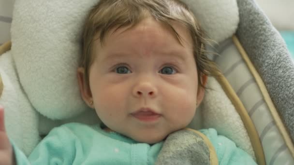 Primer plano de hermoso bebé buscando cansado — Vídeos de Stock