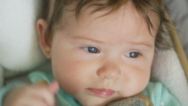 Hermoso primer plano en cámara lenta de bebé pasando de feliz a triste — Vídeos de Stock