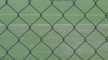 Bir spor sahasının çitarkasından yakın çekim