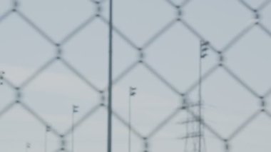 Bir çit arkasından spor alanının hızlı hareket yakın çekim