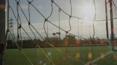 Bir sahada bir Soccer Net'in şutunu serin eğin