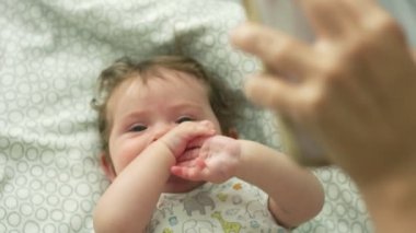 Bebeğin cep telefonuna bakıp gülümsemesinin yavaş hareketi 