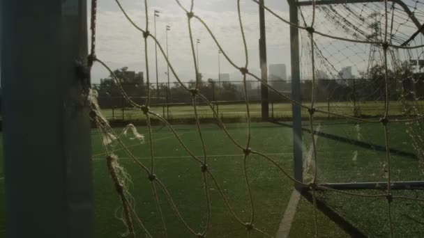 Gros plan avec une belle lumière du soleil du filet de football — Video