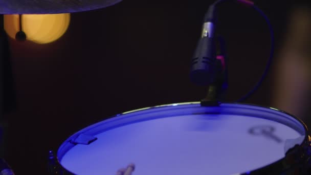 Close-up de tambores com microfone no palco com pessoas acordando por — Vídeo de Stock