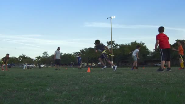 Time lapse d'une pratique de football drapeau enfants — Video