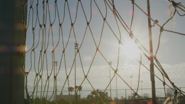 Κοντινό κομμάτι ενός δικτύου ποδοσφαίρου με όμορφο ηλιακό φως — Αρχείο Βίντεο