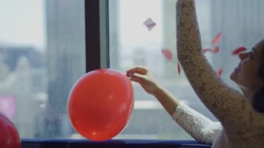 Balon havaya gül yaprakları atma ile mutlu gelinyavaş hareket