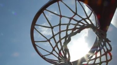 Güzel güneşli bir günde basketbol net yakın çekim