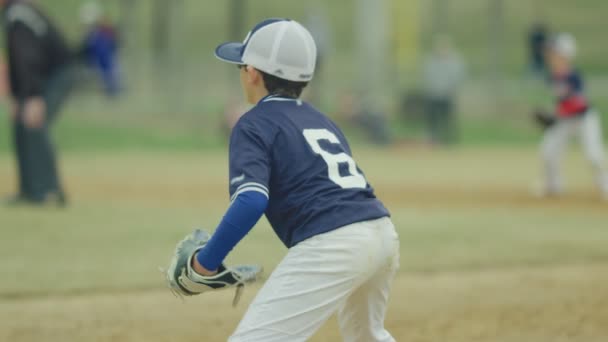 Zeitlupe eines Kindes, das während eines Baseballspiels läuft — Stockvideo