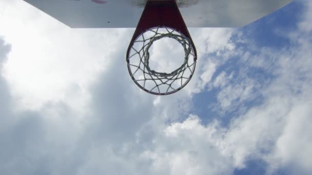 Медленный выстрел в и из баскетбольной сетки — стоковое видео