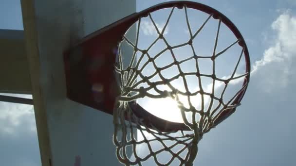 Geweldig schot van beneden van basketbal net — Stockvideo