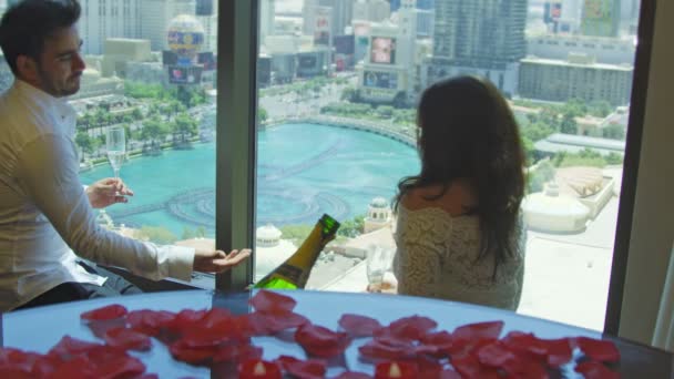 Heureux jeunes mariés assis devant la vue de Las Vegas — Video