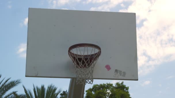 Slow Motion av händer slå basket nät — Stockvideo