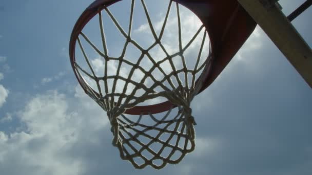 Δροσερό σφηνάκι μπάσκετ δίχτυ που λαμβάνονται από κάτω από το δίχτυ — Αρχείο Βίντεο