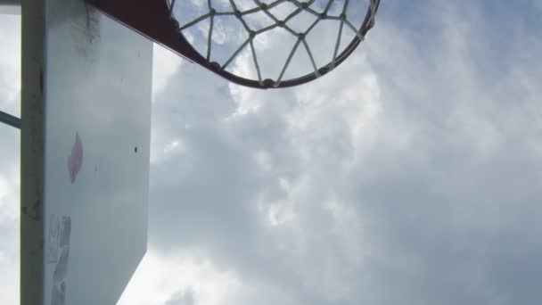 Movimiento de cámara lenta desde debajo del aro de baloncesto — Vídeo de stock