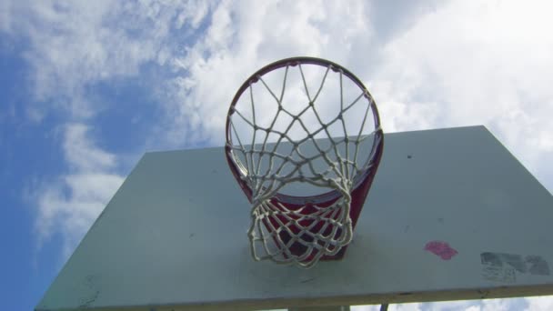 Disparo de cámara lenta de aro de baloncesto — Vídeo de stock