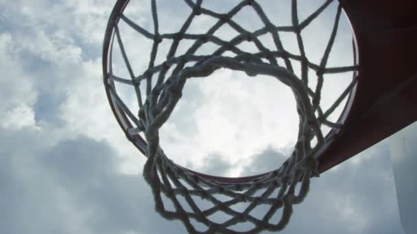 Zeitlupenschuss, der unter dem Basketballnetz aufsteigt — Stockvideo