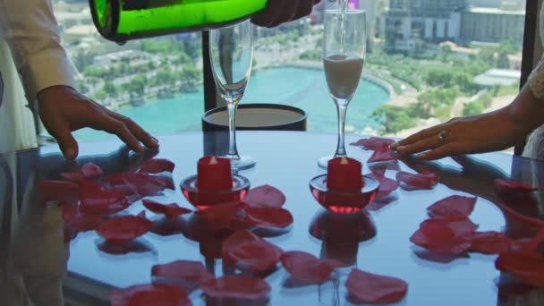 Las manos del novio al lado de la novia vertiendo champán en las copas — Vídeos de Stock