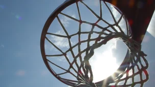 Крупный план баскетбольной сети в прекрасный солнечный день — стоковое видео