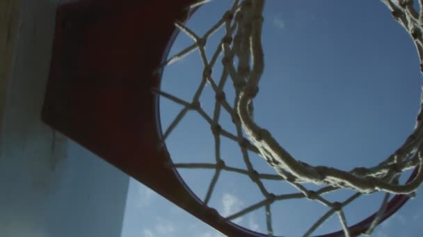 Buen tiro desde debajo de una red de baloncesto — Vídeos de Stock