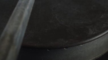 Gaz ocağının tepesindeki süper yavaş çekimde yakın çekim.