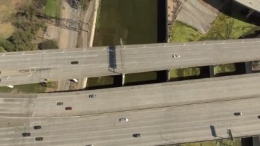 Glendale, Ca 'daki yollar ve sanayi bölgesi üzerinde hava görüntüleri.