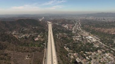 Glendale, California 'daki dağların oradaki yol manzarası.