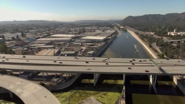 Aerial pan shot of road by water in Glendale, California — Stock Video