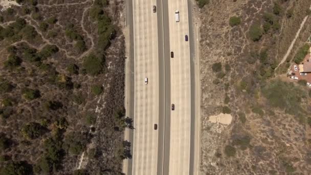 Luftaufnahme einer Straße mit bewegtem Verkehr in Kalifornien — Stockvideo