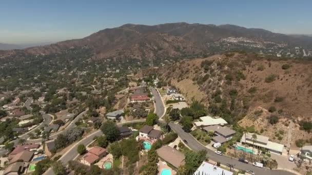 Flygfoto av stadsdelar, vägar och berg i Glendale, Kalifornien — Stockvideo