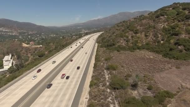 Letecký záběr na silnici a krásné hory v Glendale, Ca — Stock video
