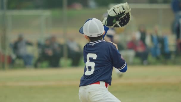 Powolny ruch dziecka łapiącego piłkę podczas meczu baseballa — Wideo stockowe