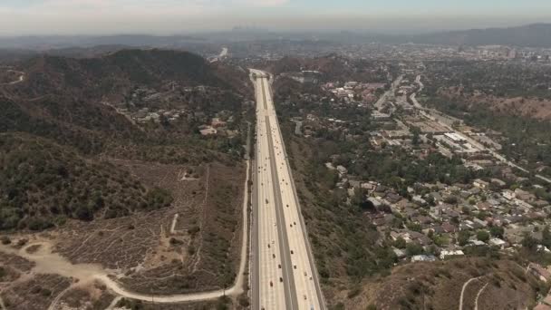 Luchtfoto van de weg door de bergen in Glendale, Californië — Stockvideo