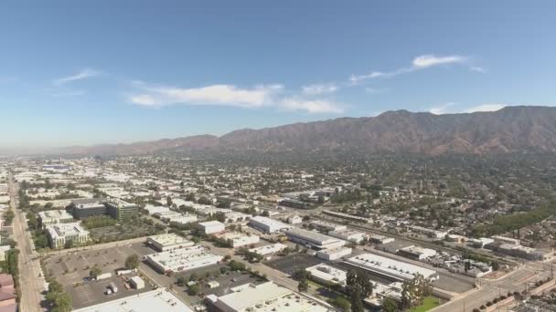 位于加利福尼亚州格伦代尔的居民区和山区的空中拍摄 — 图库视频影像