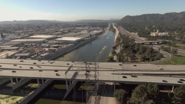 カリフォルニア州グレンデールの道路の空中パンショット — ストック動画