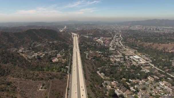 Vista aérea de la carretera por las montañas en Glendale, California — Vídeos de Stock