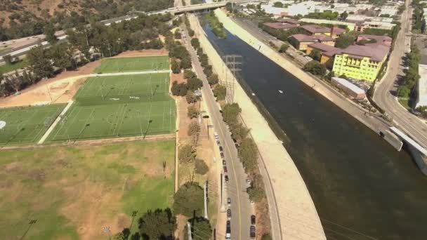 Vue aérienne des terrains de soccer, de l'eau et du quartier de Glendale, CA 