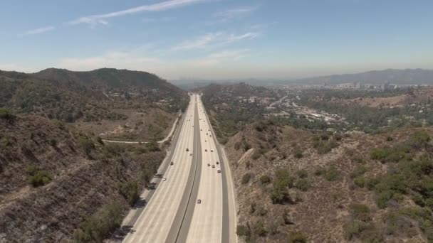 Vista aérea de la carretera con coches en movimiento en Glendale, California — Vídeos de Stock