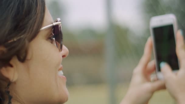 Close-up in slow motion van de vrouw met behulp van mobiele om video te nemen — Stockvideo