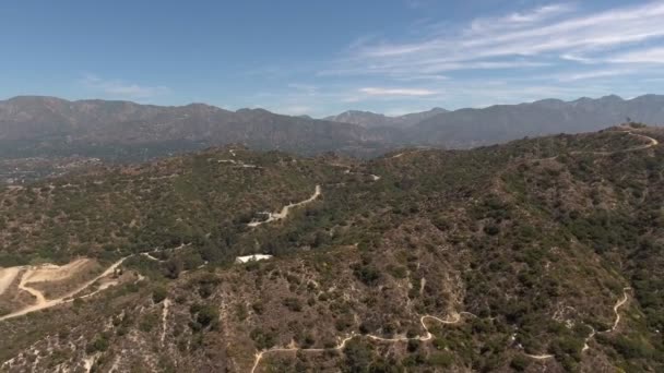 Аэросъемка бейсбольных полей, дорог и гор в Глендейле, Калифорния — стоковое видео