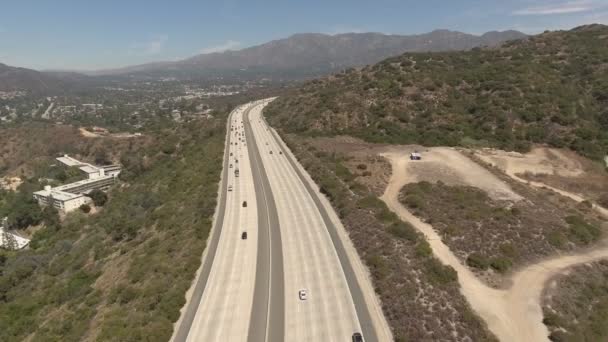 Aerial shot of freeway by mountains in Glendale, CA — Stock Video