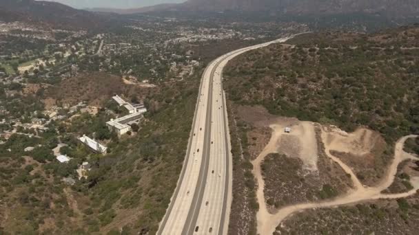 Vista aérea de estradas cercadas por montanhas em Glendale, Califórnia — Vídeo de Stock