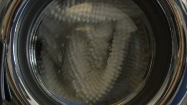 Hareket eden bir çamaşır makinesinin yavaş hareketi