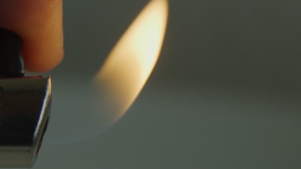 Close-up in slow motion van een aansteker waarbij de vlam wordt uitgeschakeld — Stockvideo