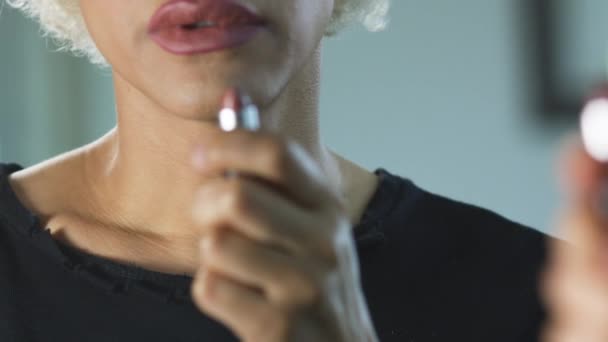 Transgender-Frau mit traurigem Gesichtsausdruck hält Lippenstift in der Hand — Stockvideo