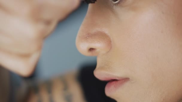 Super close-up de mulher transexual colocando rímel em — Vídeo de Stock