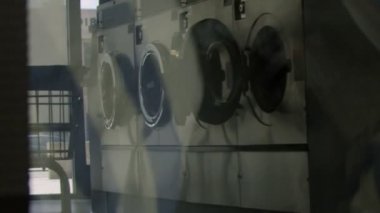 Çamaşır makinelerinin dönen bir kurutucuya yansıması