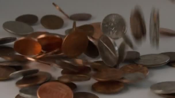 Super cámara lenta de monedas estadounidenses cayendo sobre una mesa — Vídeo de stock