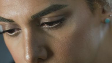 Cinsiyet değiştiren kadın ruj sürüyor. 