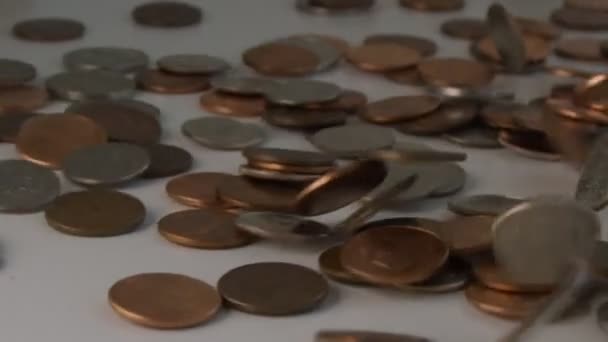 Медленное движение американских монет, падающих на стол и подбрасывание пенни — стоковое видео